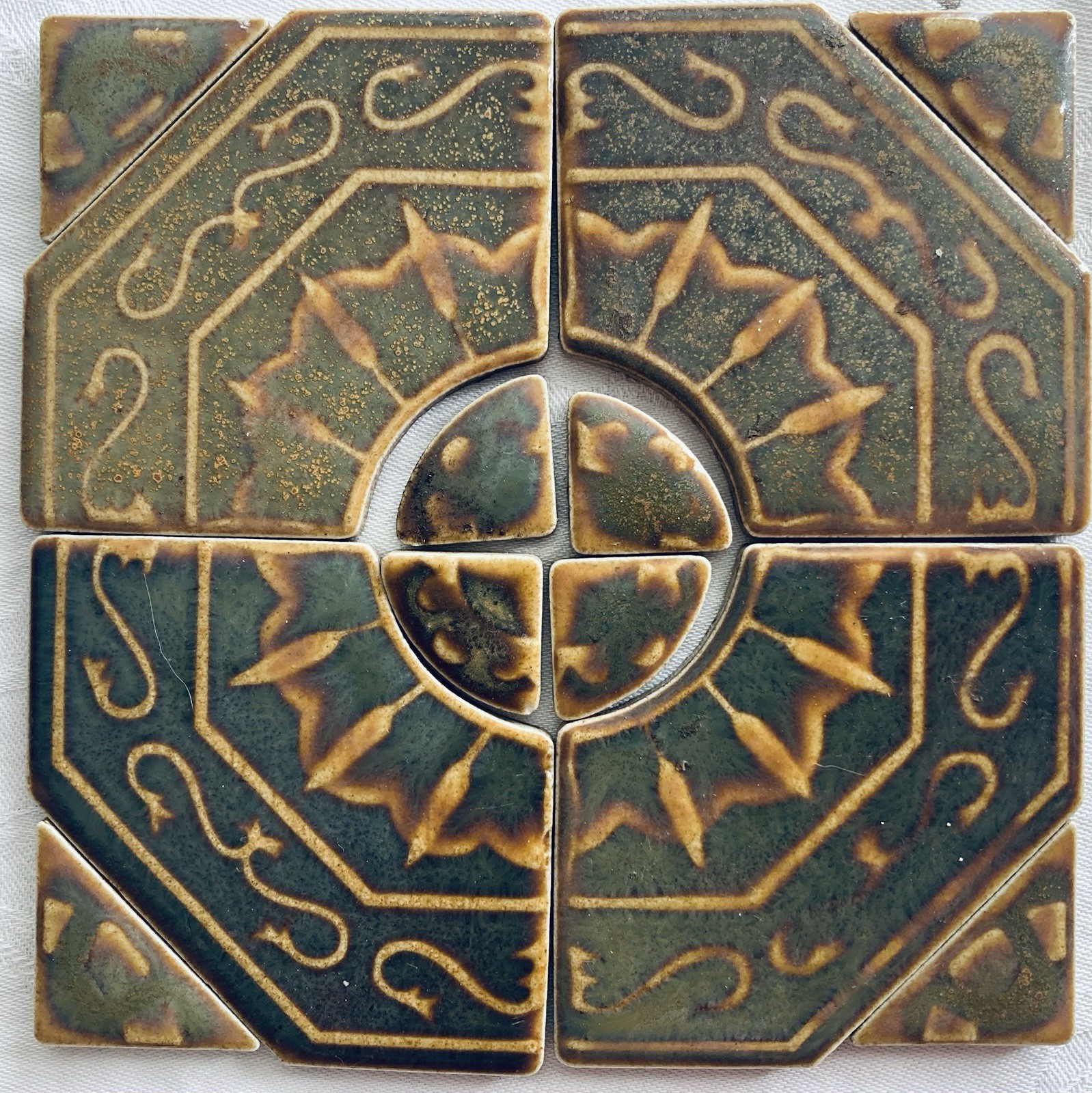 Mid-Century Japanese Sunburst Medallion Tiles — 88 Complete Medallions, 1970s - Image 2