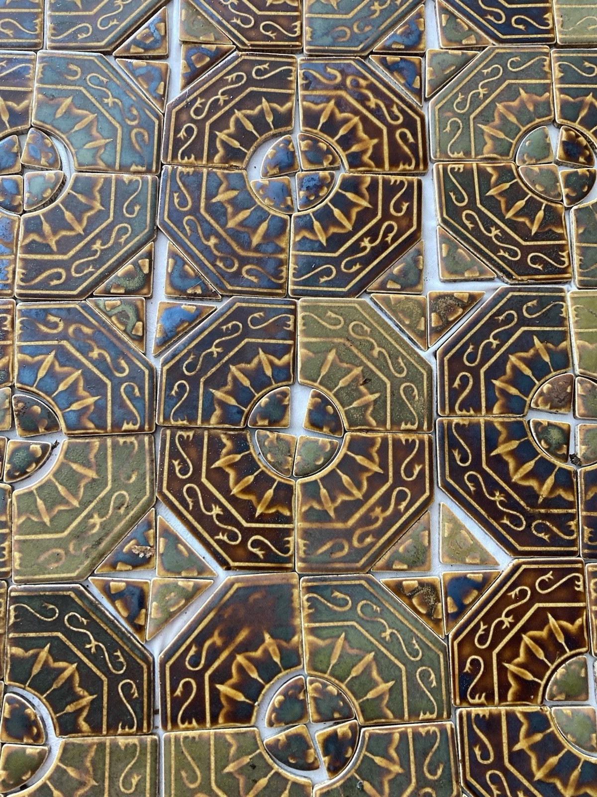 Mid-Century Japanese Sunburst Medallion Tiles — 88 Complete Medallions, 1970s - Image 3