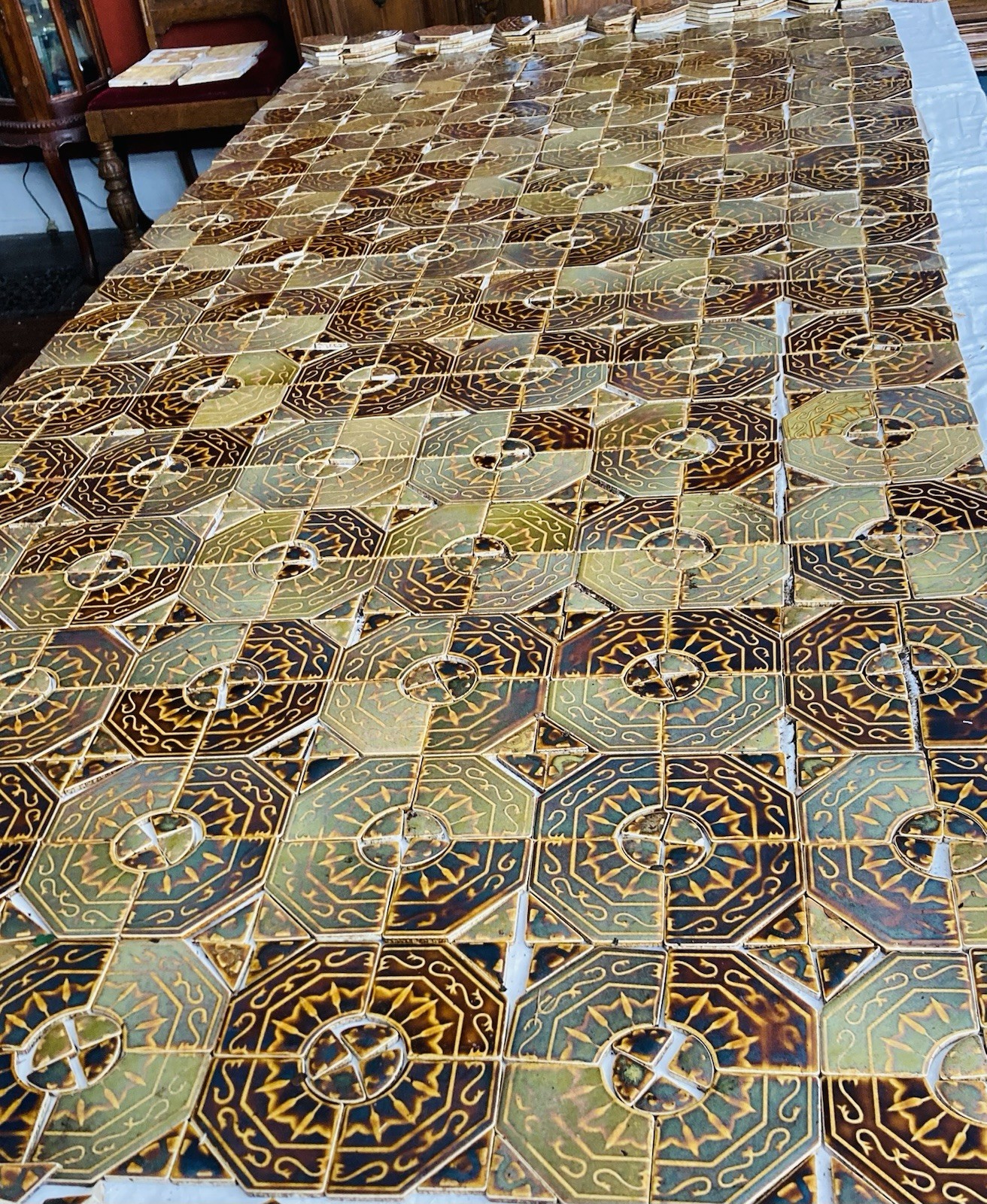 Mid-Century Japanese Sunburst Medallion Tiles — 88 Complete Medallions, 1970s - Image 4