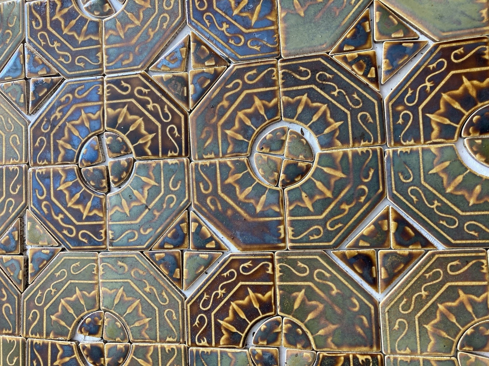 Mid-Century Japanese Sunburst Medallion Tiles — 88 Complete Medallions, 1970s - Image 5