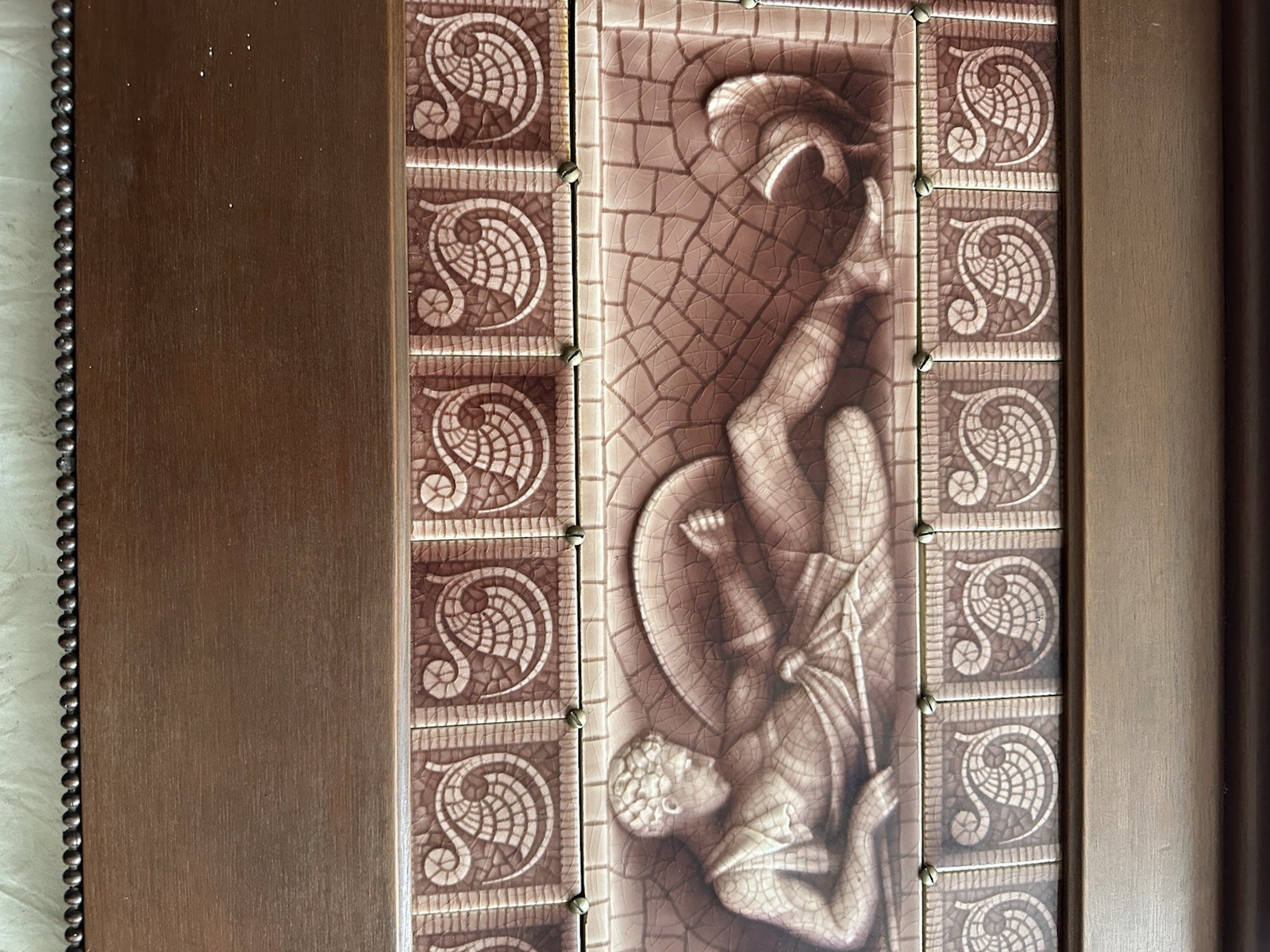 Antique AETCO Roman Soldier Figural Panel — Original Oak Frame, c.1905 - Image 3